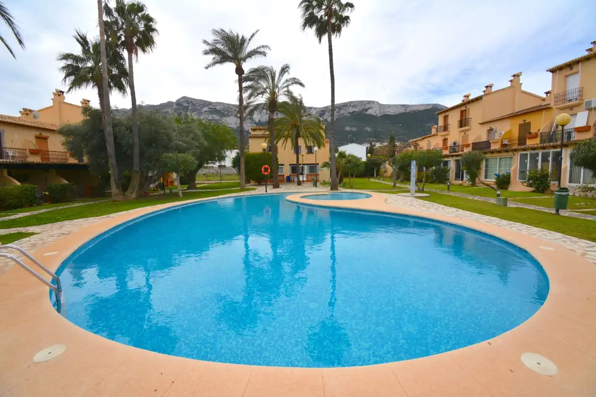 Piscina de Casa adosada en venda en Dénia amb Aire condicionat i Piscina comunitària