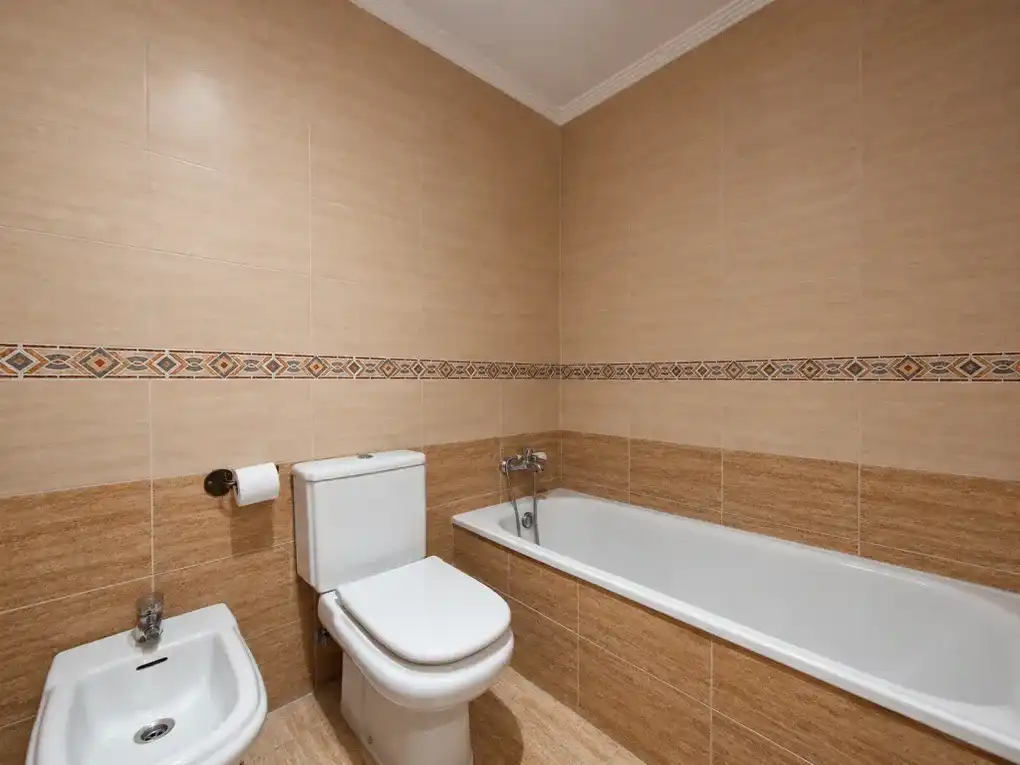 Baño de Piso en venta en Llanes con Calefacción, Terraza y Amueblado