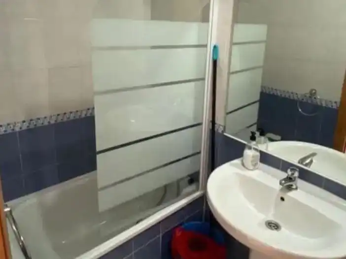 Badezimmer von Wohnung zur Miete in Algeciras mit Klimaanlage und Schwimmbad