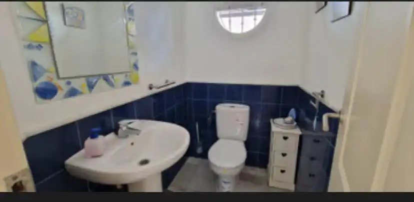 Badezimmer von Haus oder Chalet zum Verkauf in El Portil mit Privatgarten, Terrasse und Schwimmbad