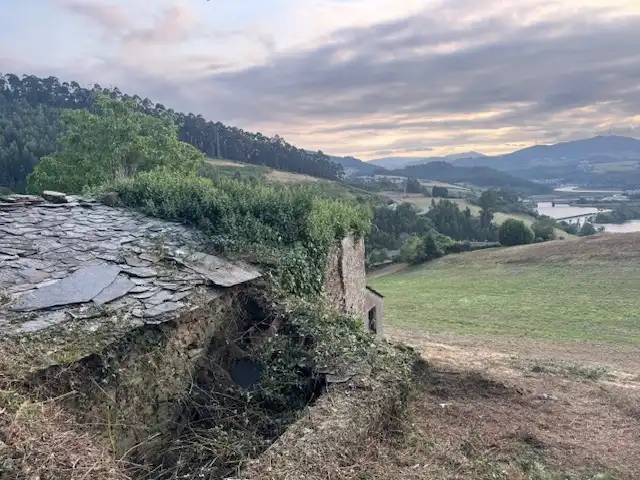 Außenansicht von Country house zum Verkauf in Castropol