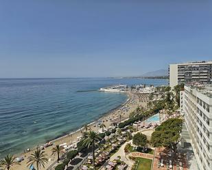 Vista exterior de Apartament en venda en Marbella amb Aire condicionat, Terrassa i Piscina