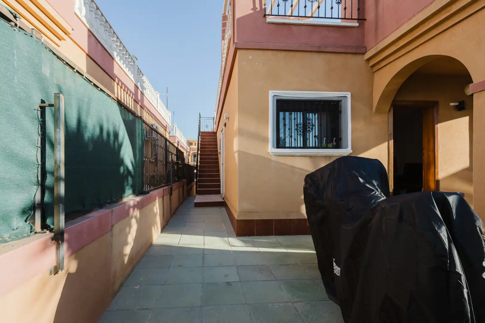 Vista exterior de Casa o xalet en venda en Torrevieja amb Aire condicionat, Jardí privat i Terrassa