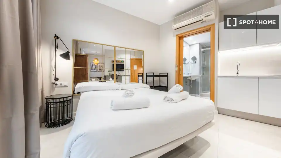 Flat with terrace to rent in Ciutat Vella, imagen 2