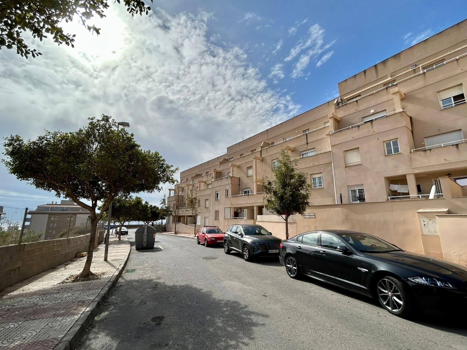 Vista exterior de Pis en venda en Roquetas de Mar amb Terrassa i Piscina comunitària