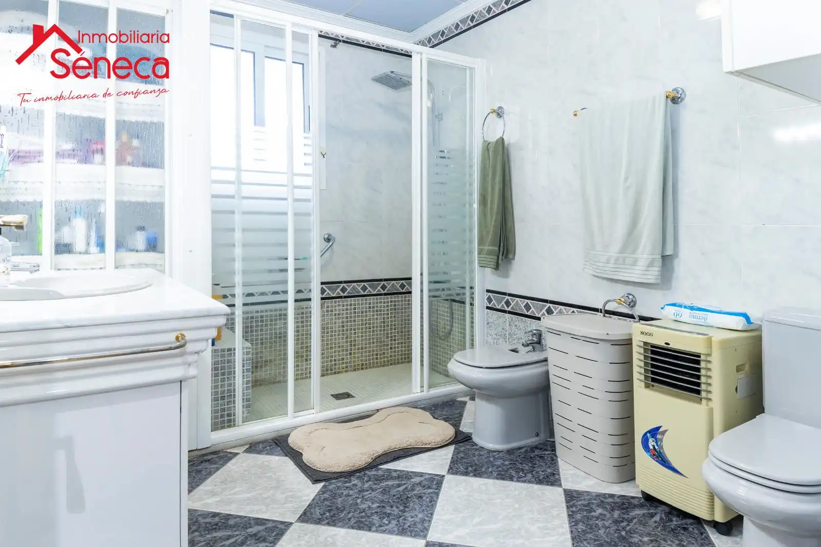 Bathroom of Houses for sale in La Carlota  with Air Conditioner, Heating and Private garden