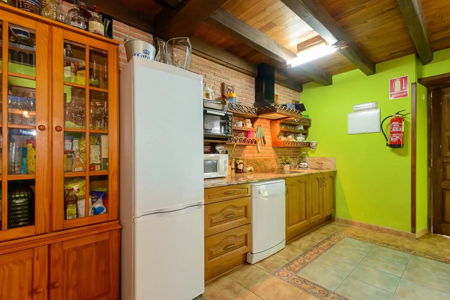 Cuina de Casa o xalet en venda en Caso amb Calefacció i Moblat