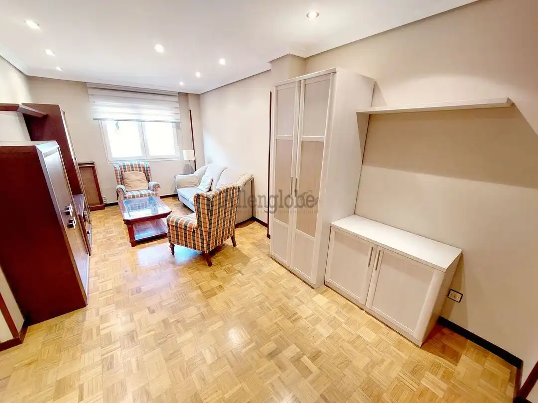 Sala d'estar de Àtic en venda en Oviedo  amb Calefacció