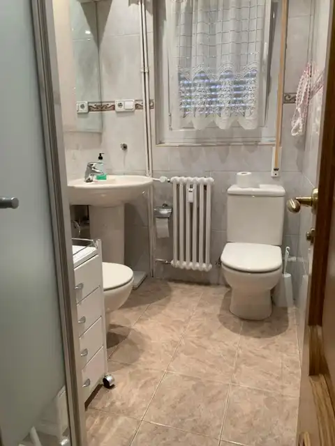 Baño de Piso de alquiler en  Pamplona / Iruña con Calefacción, Parquet y Amueblado