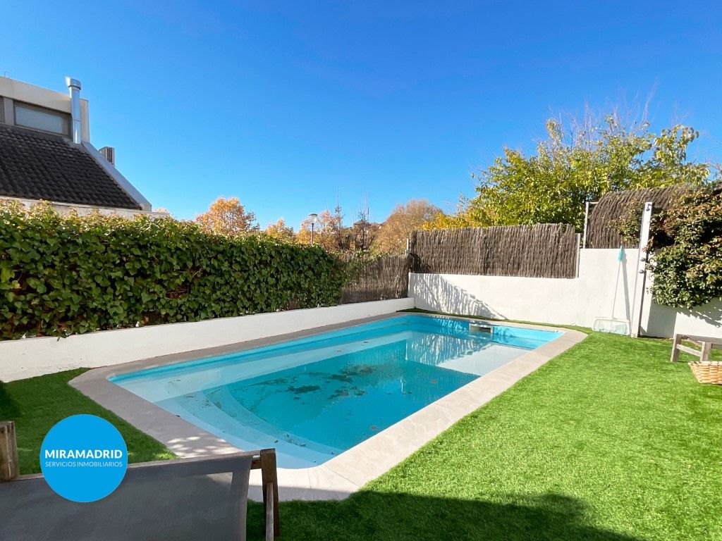 Piscina de Casa adosada en venda en Paracuellos de Jarama amb Aire condicionat, Jardí privat i Piscina