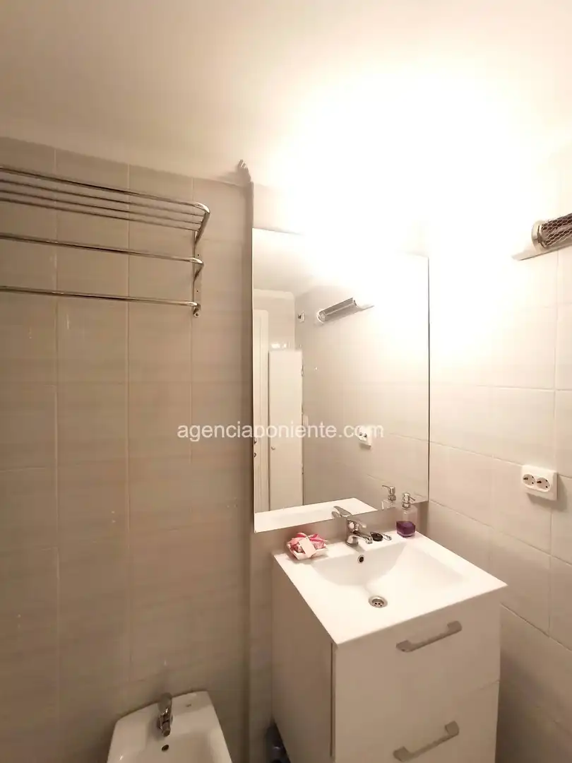 Baño de Apartamento de alquiler en Finestrat con Aire acondicionado, Terraza y Amueblado
