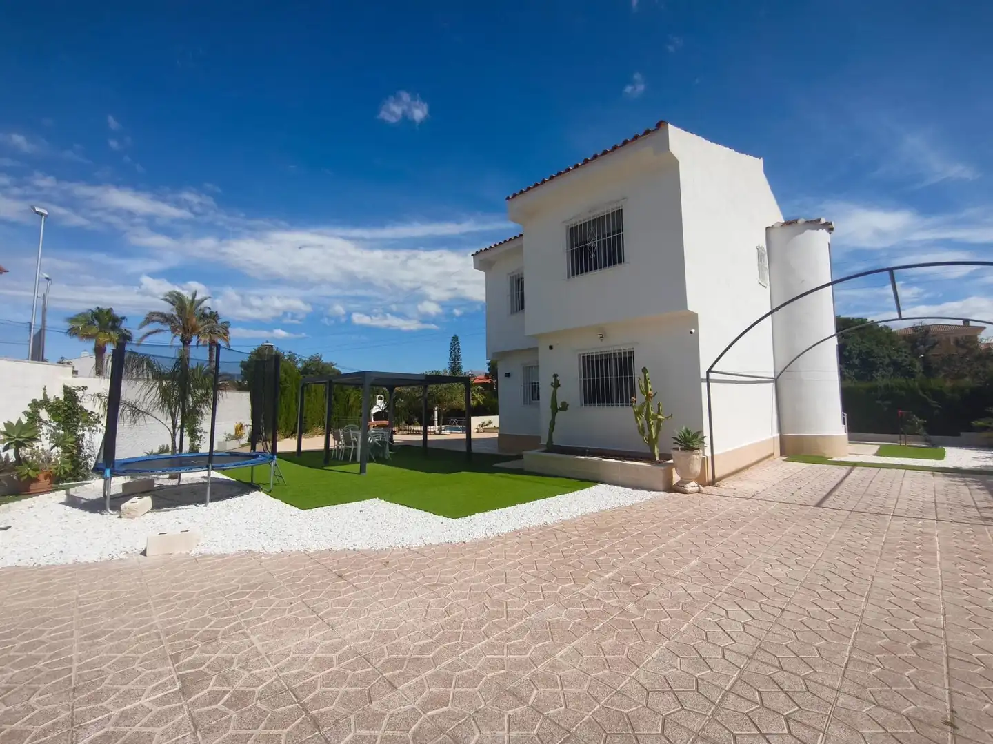 Vista exterior de Casa o chalet en venta en San Vicente del Raspeig / Sant Vicent del Raspeig con Piscina comunitaria