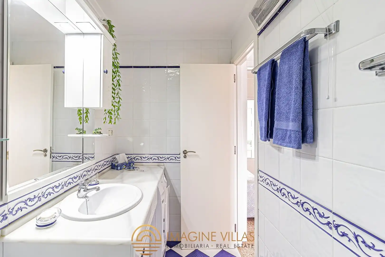 Baño de Apartamento en venta en La Manga del Mar Menor con Amueblado y Piscina comunitaria