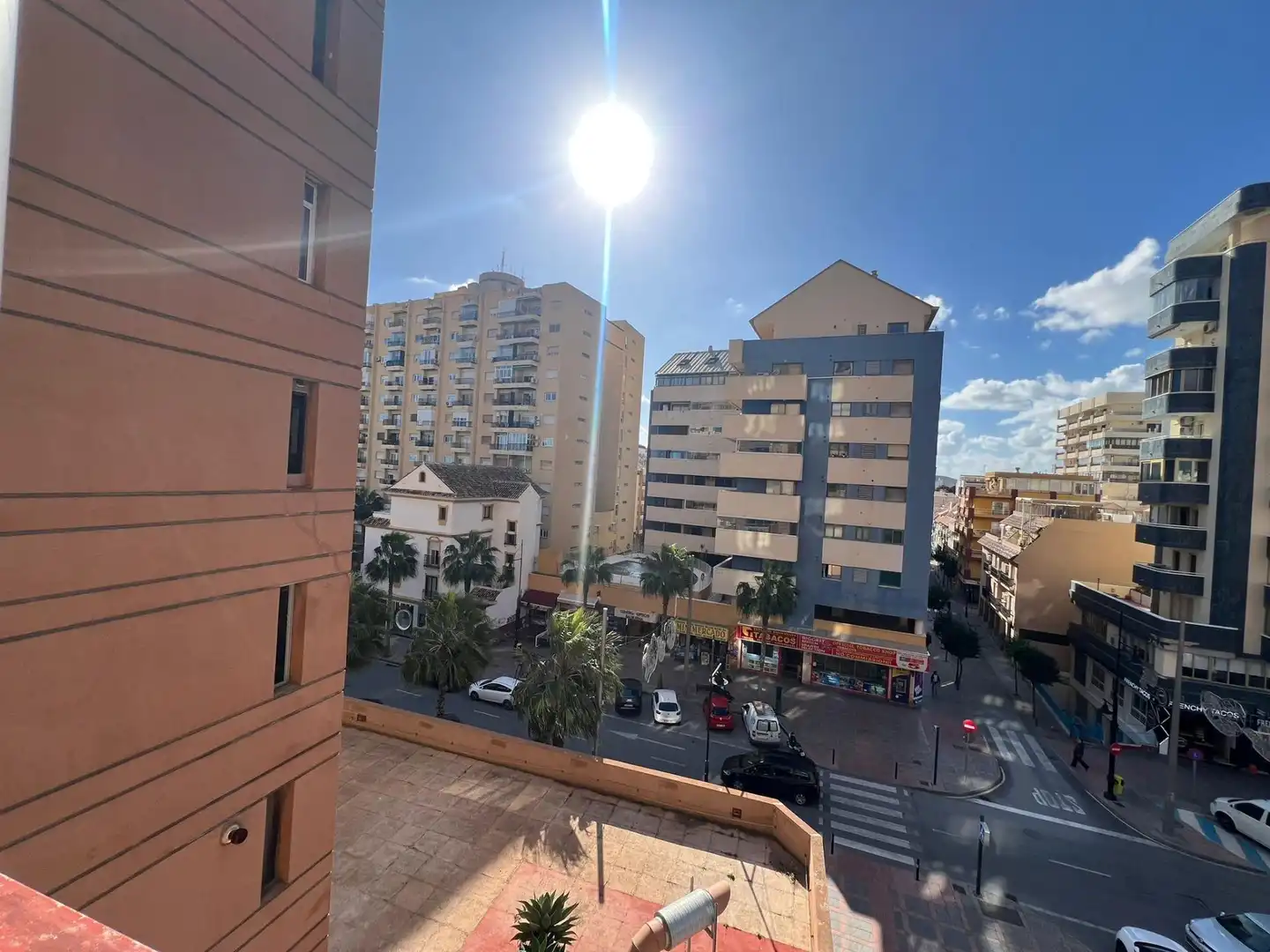 Außenansicht von Wohnungen zur Miete in Fuengirola mit Klimaanlage, Terrasse und Gemeinschaftspool