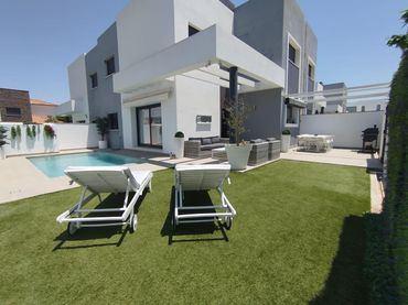 Casa aparellada amb piscina en venda a Las Lagunas - Campano