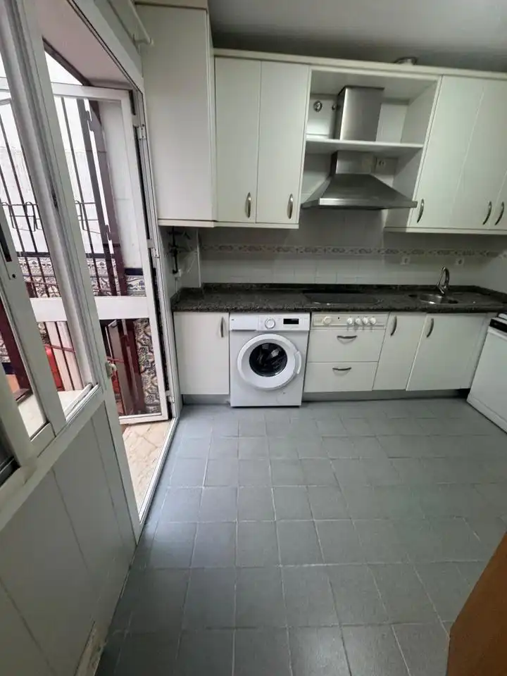 Ground floor with pool to rent in Casco Antiguo, imagen 4