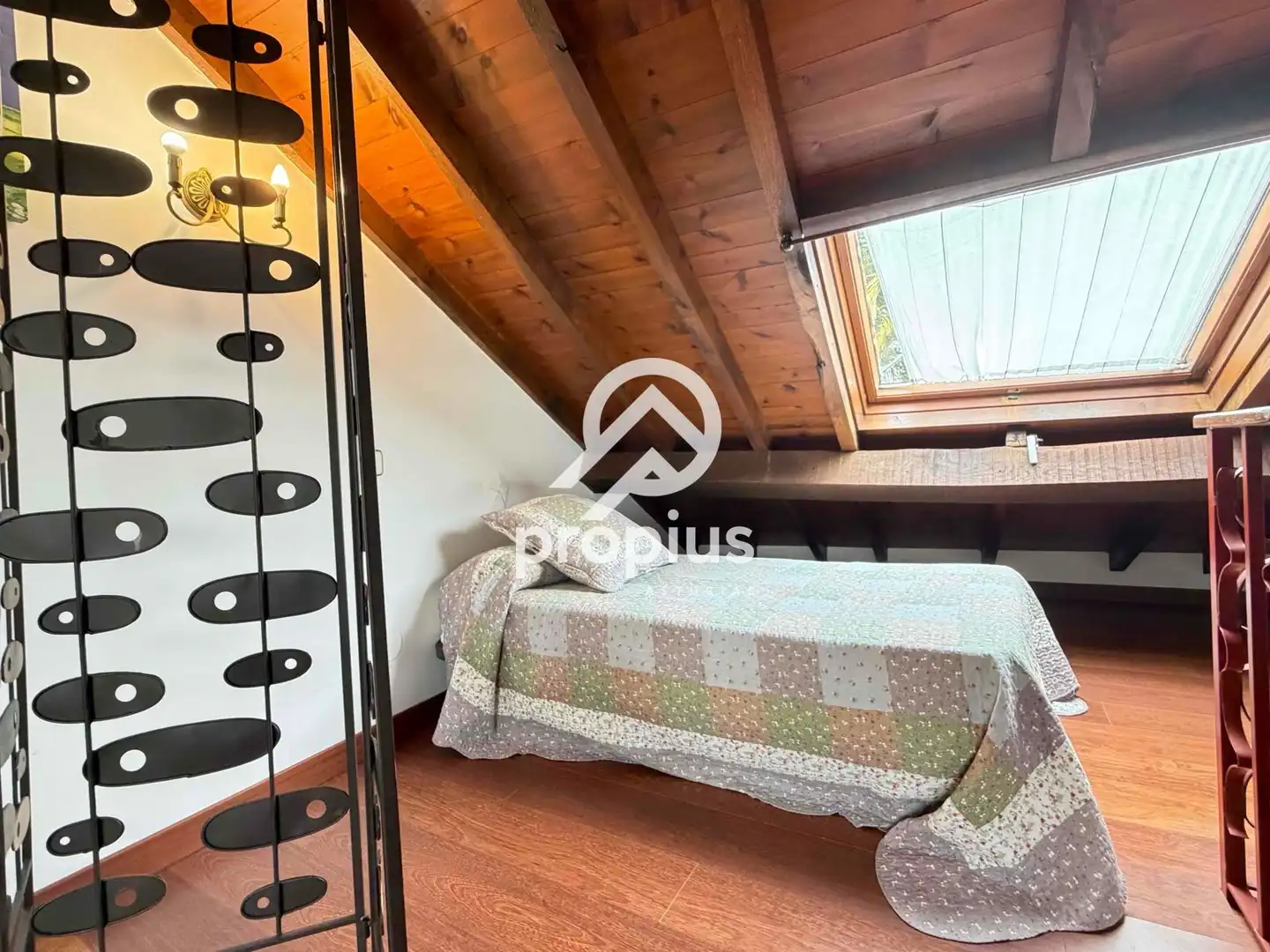 Habitación de Casa adosada en venta en Llanes con Calefacción, Trastero y Amueblado