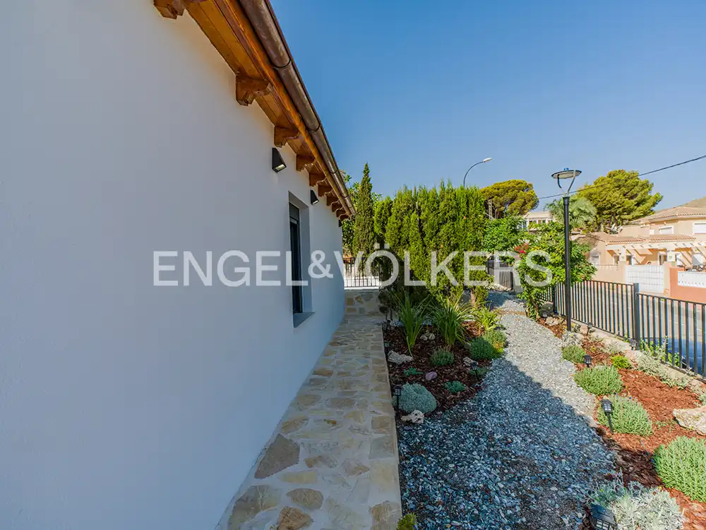 Vista exterior de Casa o xalet en venda en El Campello amb Aire condicionat, Calefacció i Jardí privat
