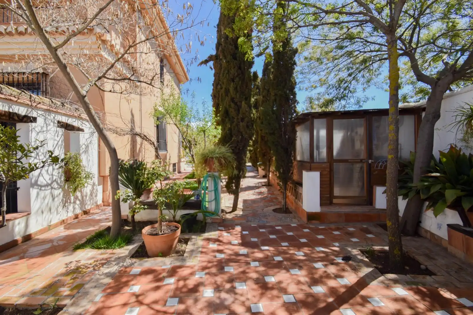 Vista exterior de Casa o xalet en venda en Las Gabias amb Aire condicionat, Calefacció i Jardí privat