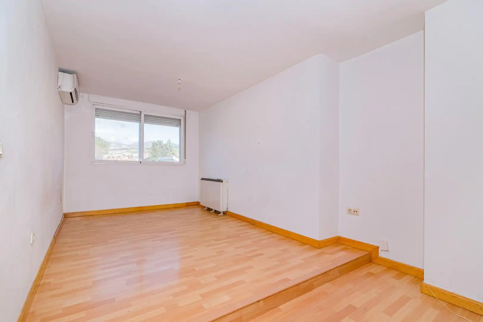 Schlafzimmer von Dachboden zum Verkauf in La Zubia mit Klimaanlage, Terrasse und Abstellraum