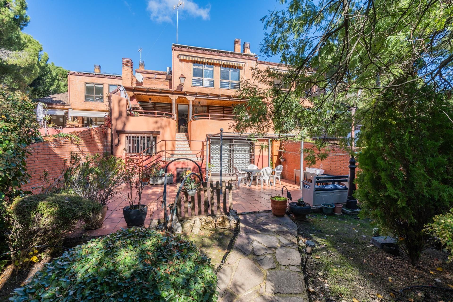 Vista exterior de Casa adosada en venda en Galapagar amb Calefacció, Jardí privat i Terrassa