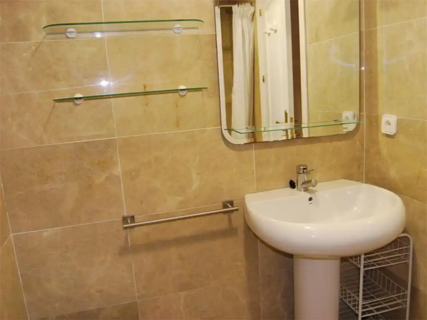 Badezimmer von Wohnungen zur Miete in Manilva mit Klimaanlage, Schwimmbad und Möbliert