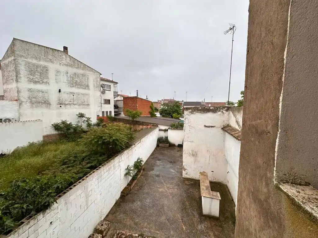 Vista exterior de Edificio en venta en Sisante