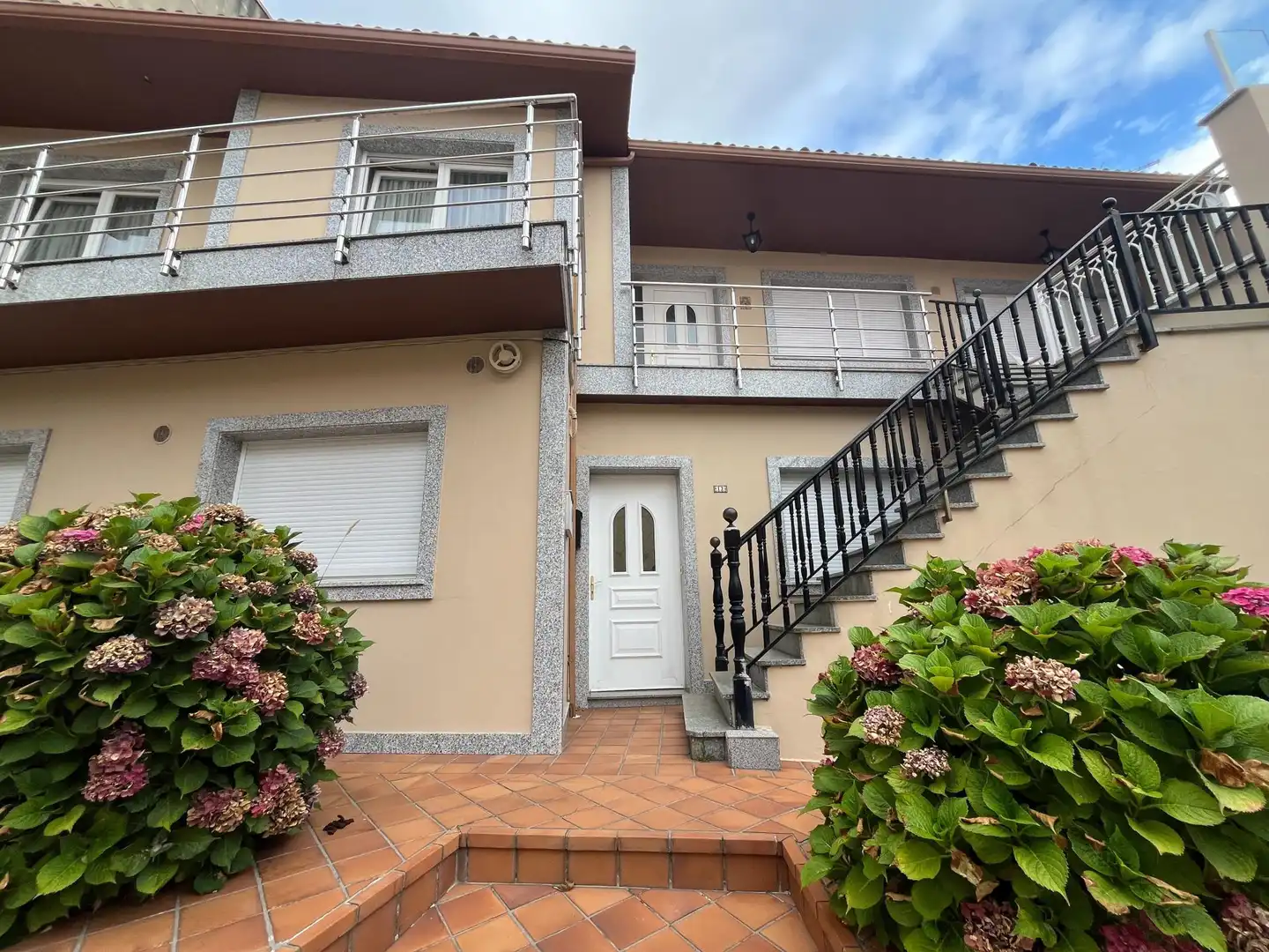 Vista exterior de Casa adosada en venda en Boiro amb Terrassa, Moblat i Balcó