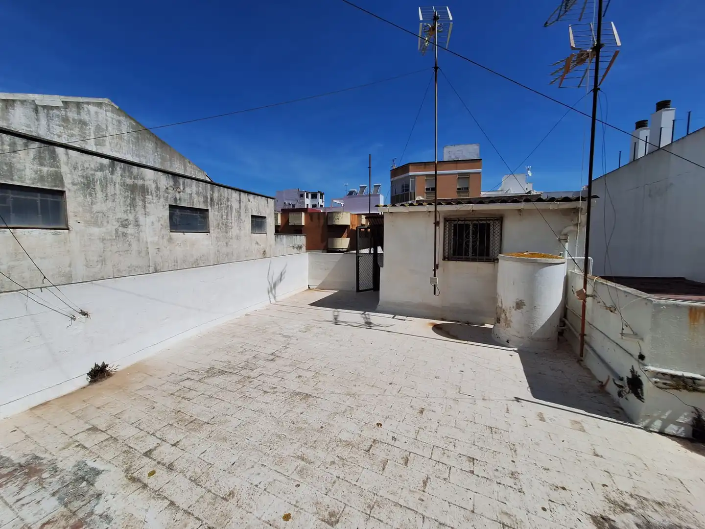Außenansicht von Gebäude zum Verkauf in La Línea de la Concepción mit Alarm