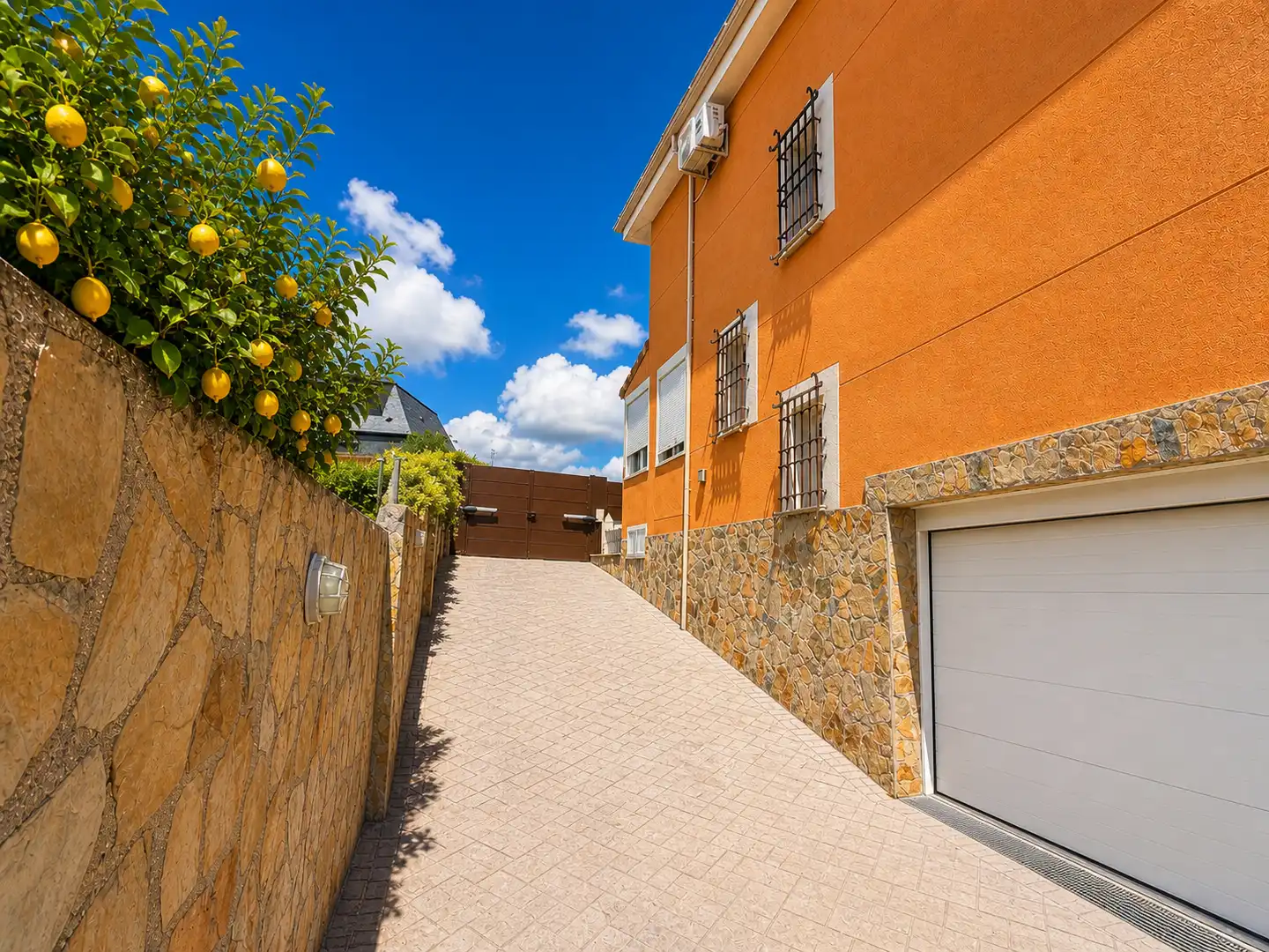 Vista exterior de Casa o chalet en venta en Serranillos del Valle con Aire acondicionado, Calefacción y Jardín privado