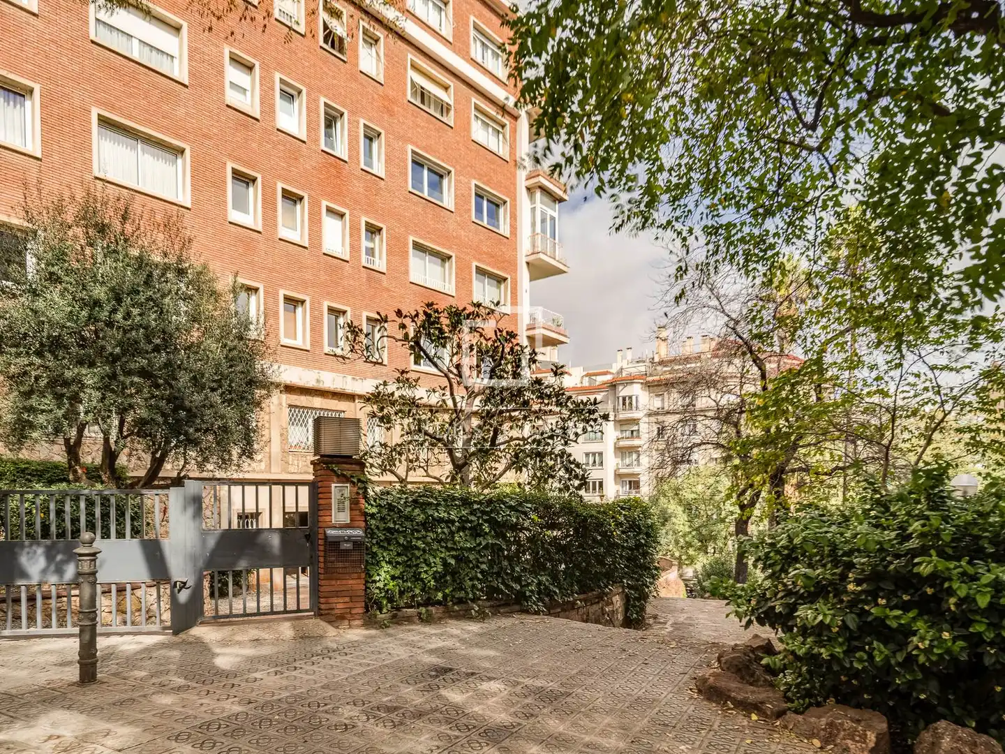 Außenansicht von Wohnung zum Verkauf in Barcelona mit Klimaanlage, Heizung und Privatgarten