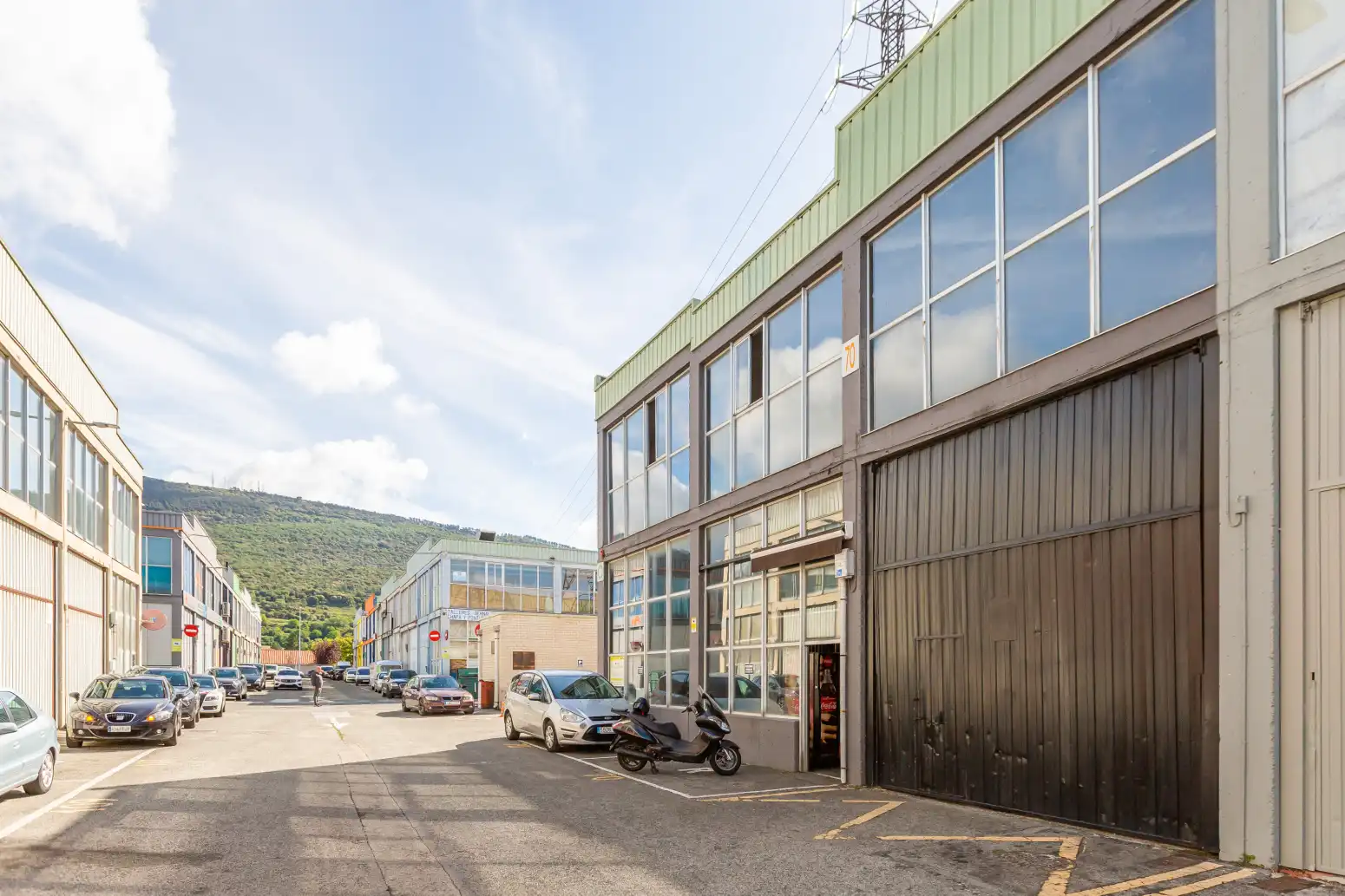 Außenansicht von Fabrikhallen zum Verkauf in Berrioplano / Berriobeiti
