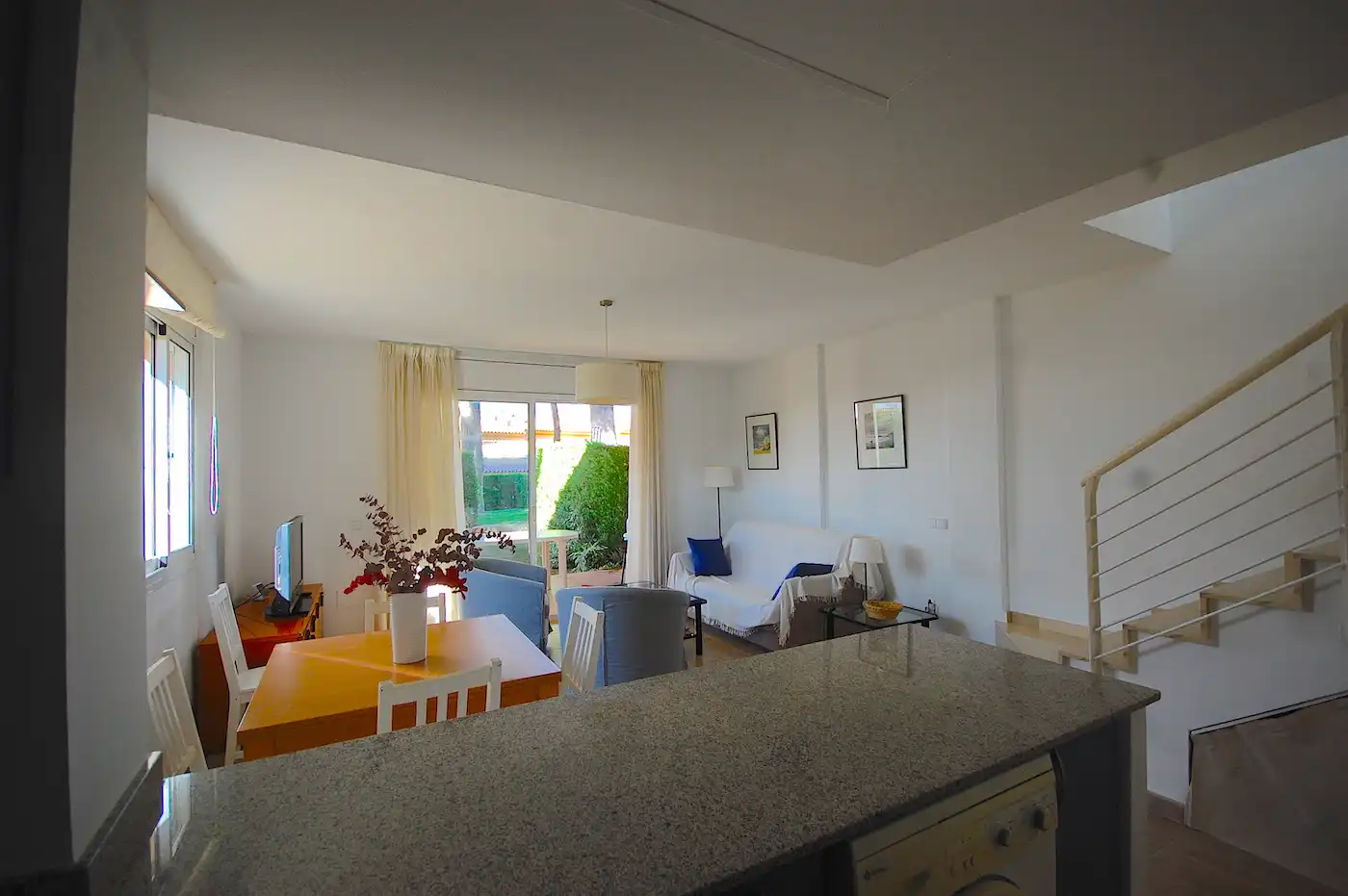 Sala de estar de Casa adosada en venta en L'Escala con Aire acondicionado, Calefacción y Jardín privado