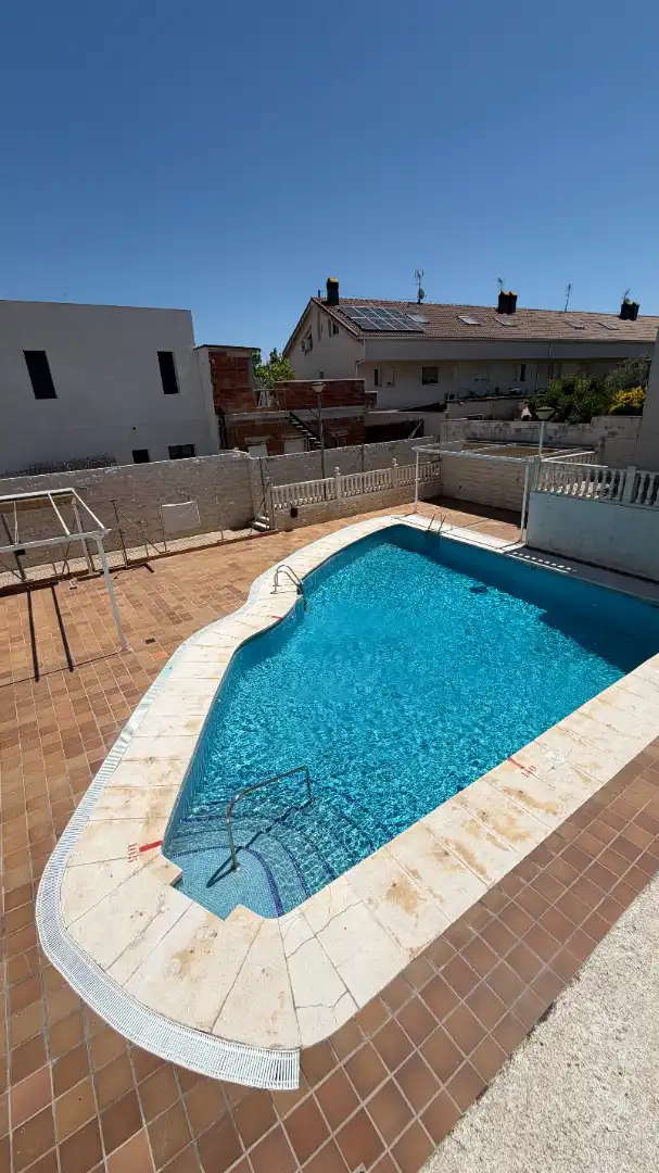 Piscina de Casa o chalet en venta en Velilla de San Antonio con Aire acondicionado, Calefacción y Jardín privado