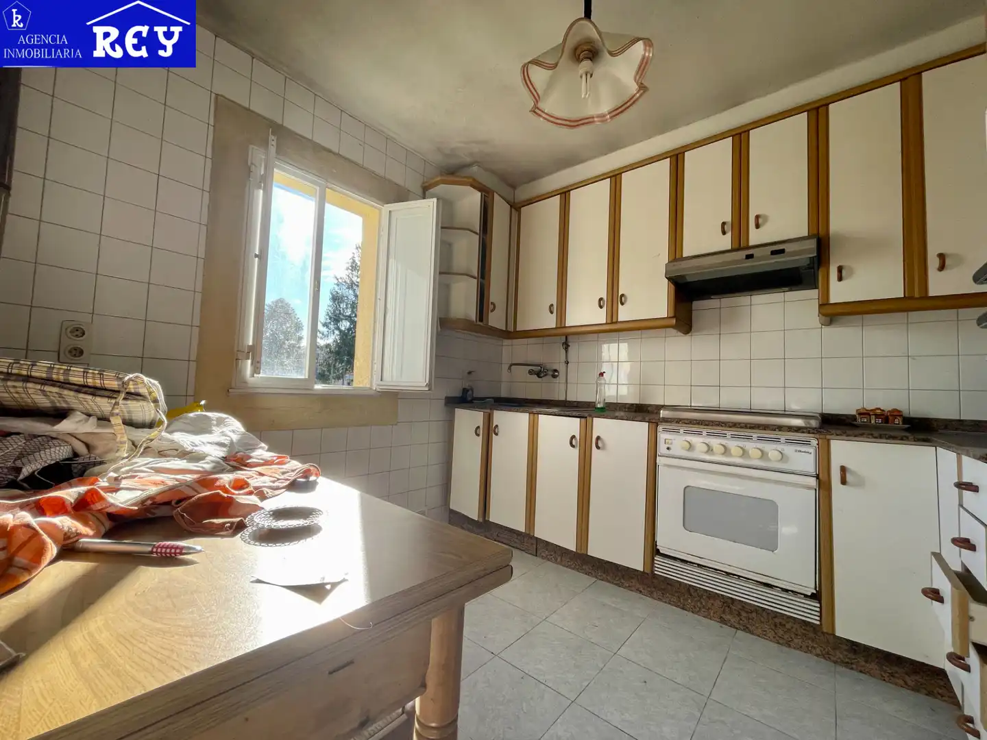 Cuina de Casa o xalet en venda en Santiago de Compostela  amb Jardí privat, Terrassa i Moblat
