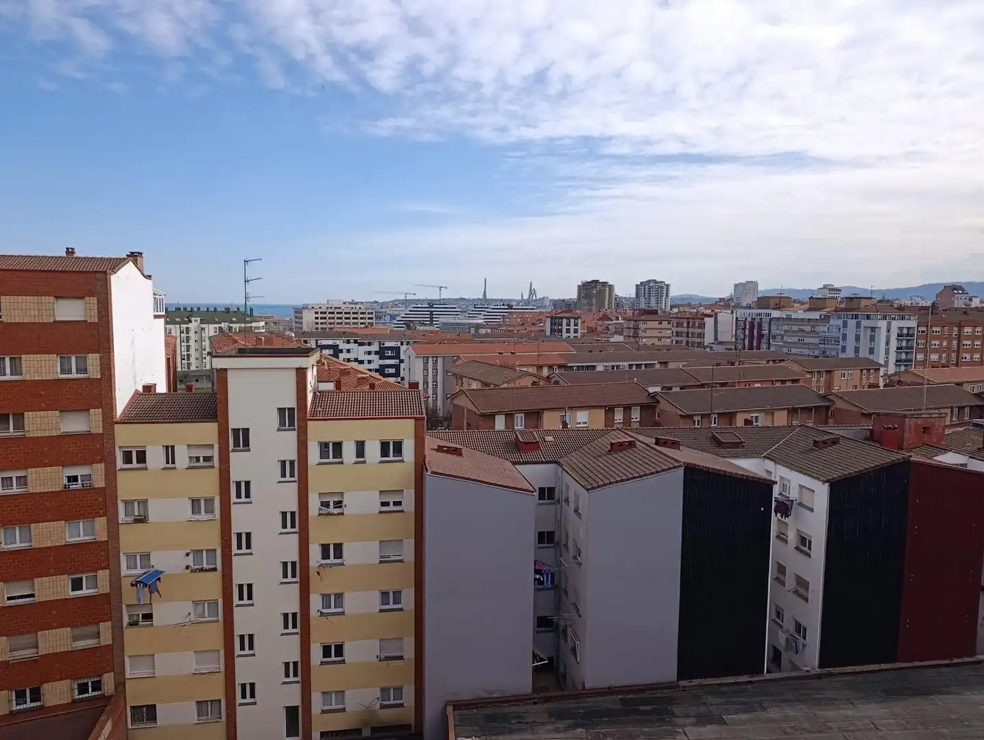 Vista exterior de Àtic en venda en Gijón  amb Aire condicionat, Calefacció i Terrassa
