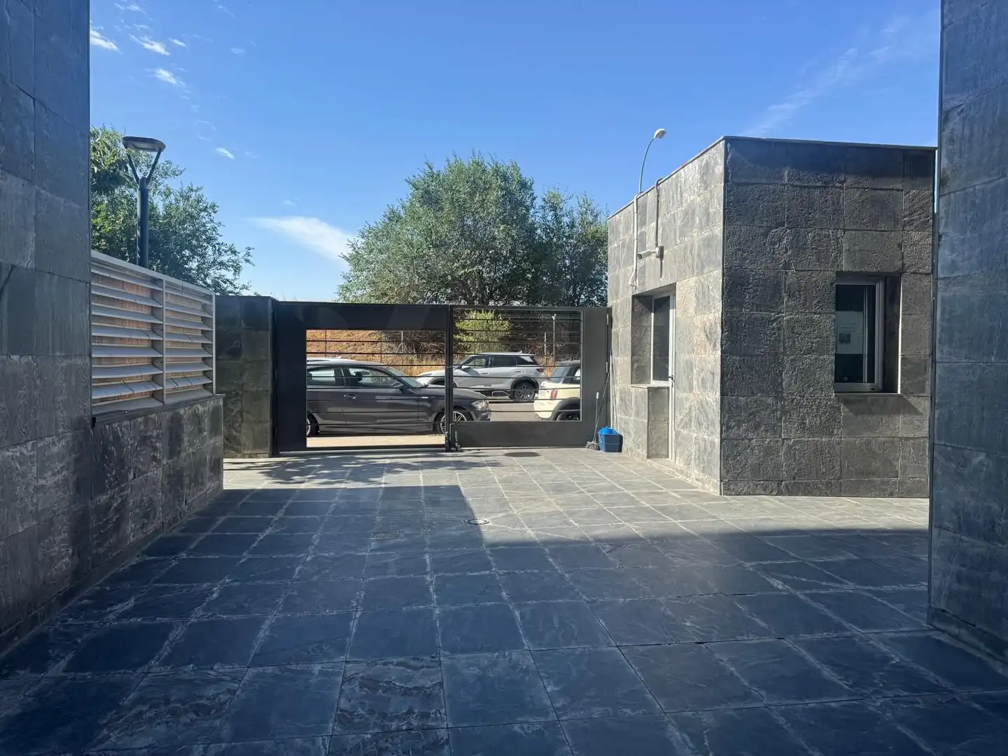 Exterior view of Garage for sale in Madrid