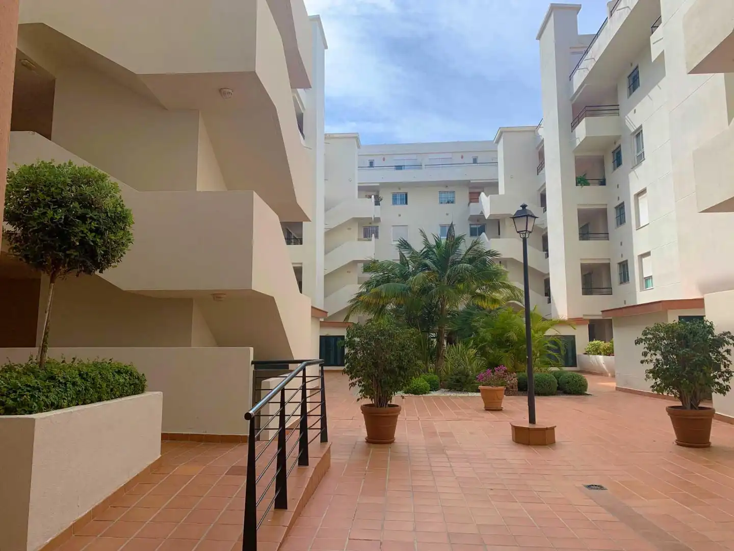 Vista exterior de Apartamento de alquiler en Marbella con Aire acondicionado, Terraza y Trastero