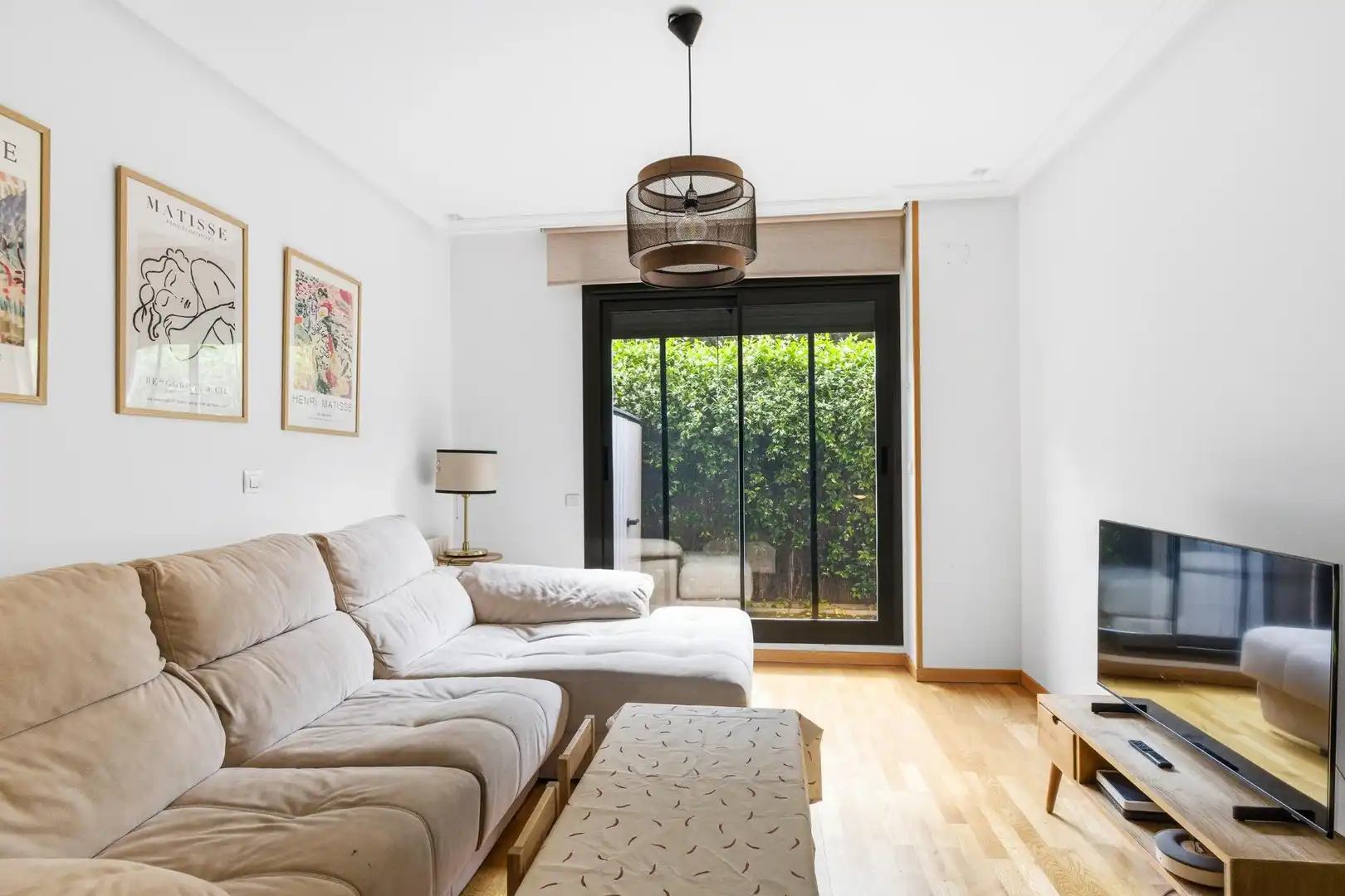 Sala de estar de Planta baja en venta en Madrid con Calefacción, Jardín privado y Piscina comunitaria