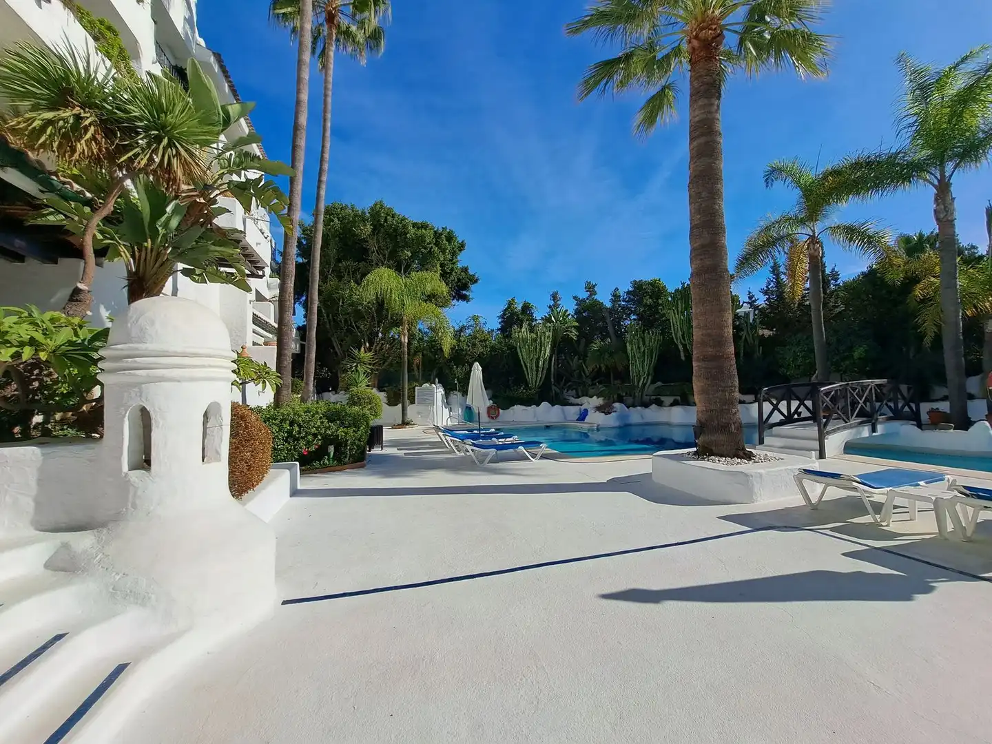 Piscina de Pis en venda en Marbella amb Aire condicionat, Moblat i TV