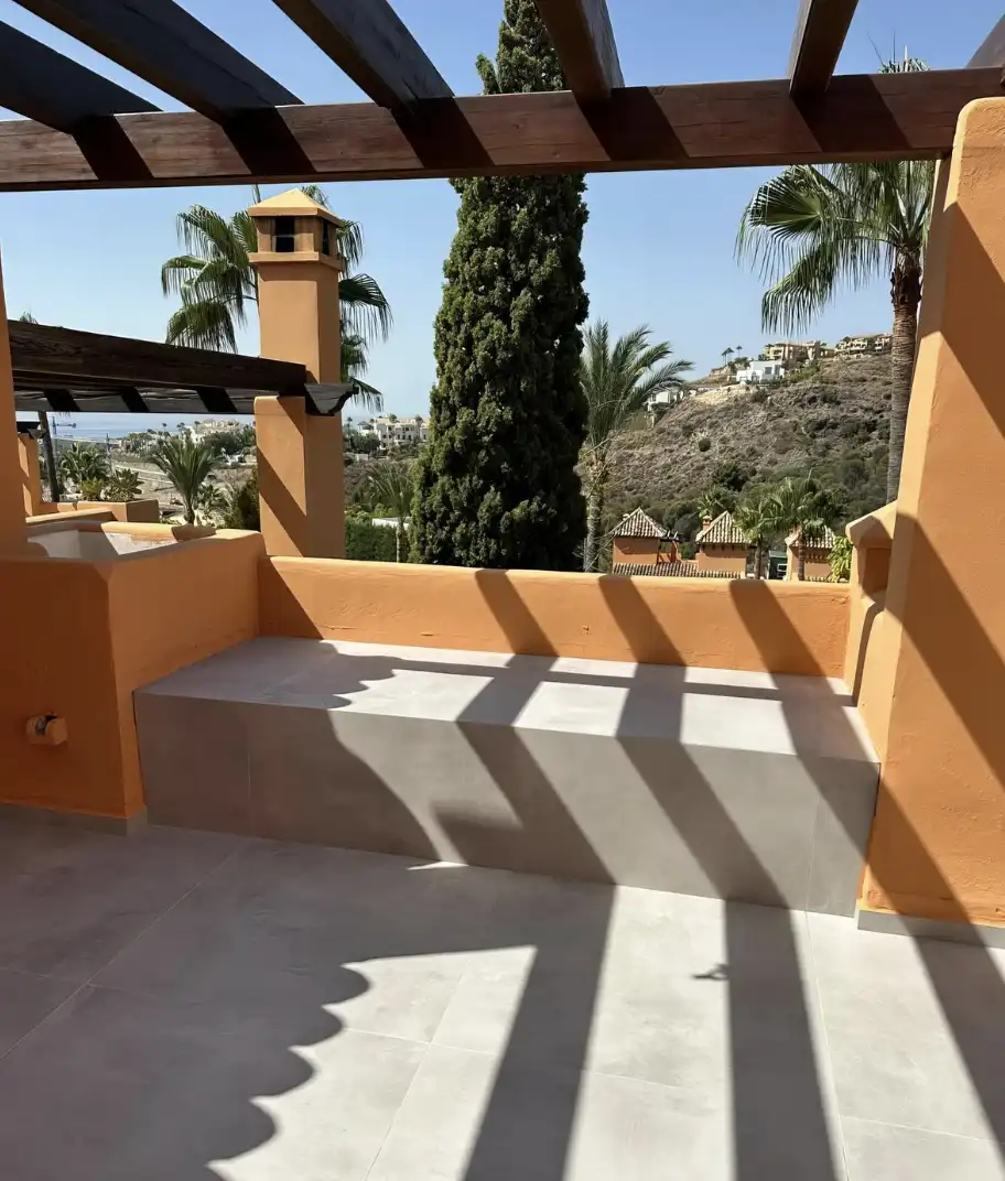 Terraza de Casa adosada en venta en Benahavís con Aire acondicionado, Calefacción y Jardín privado