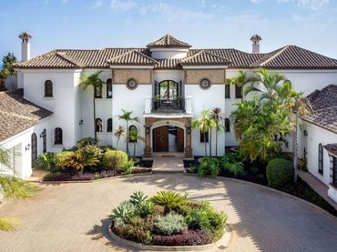 House with pool for sale in Estepona Pueblo