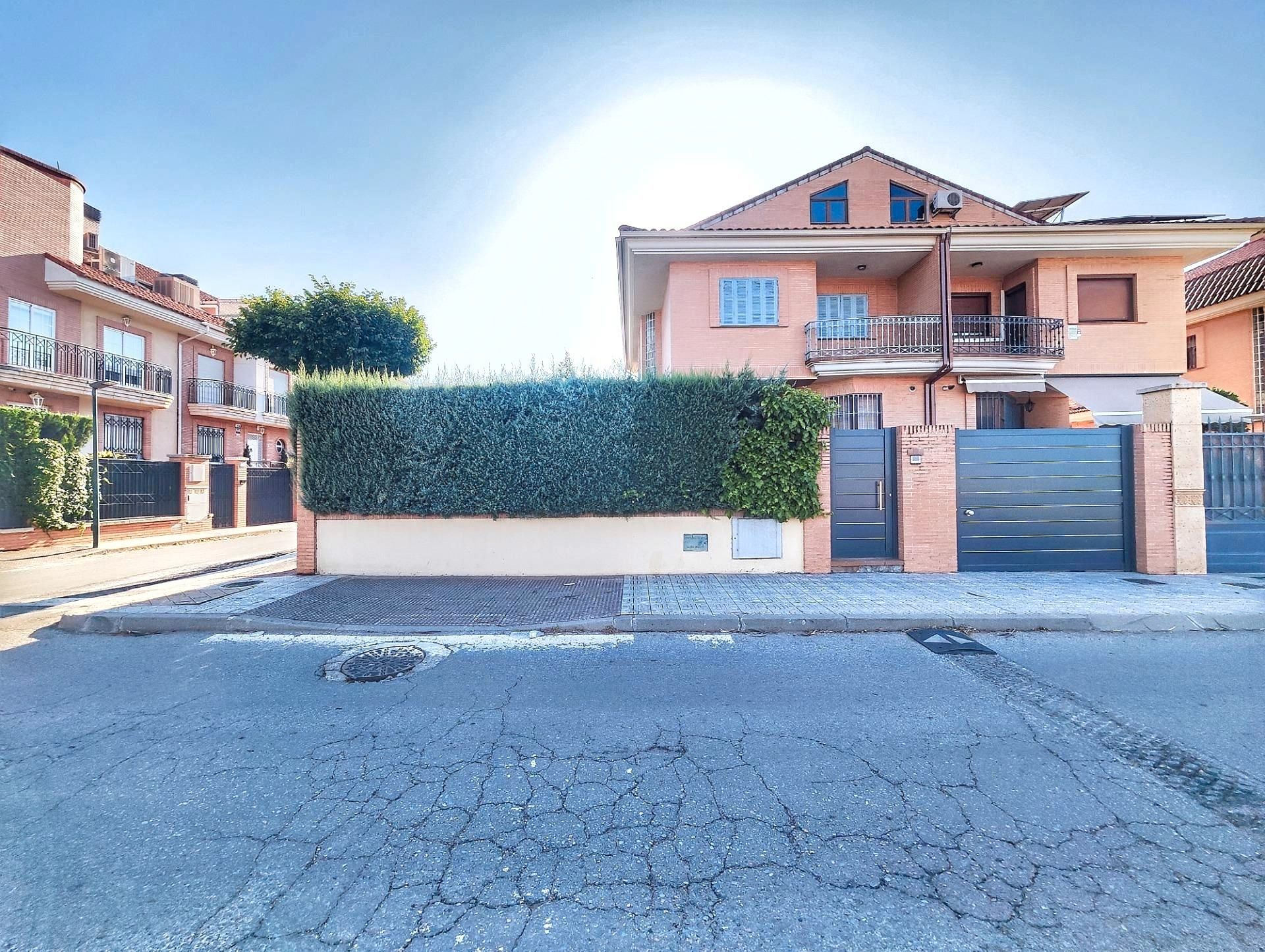 Vista exterior de Casa o xalet en venda en Puertollano amb Aire condicionat, Calefacció i Jardí privat