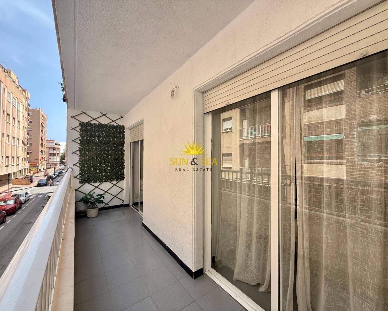 Terrassa de Apartament de lloguer en Torrevieja amb Calefacció, Moblat i Rentadora