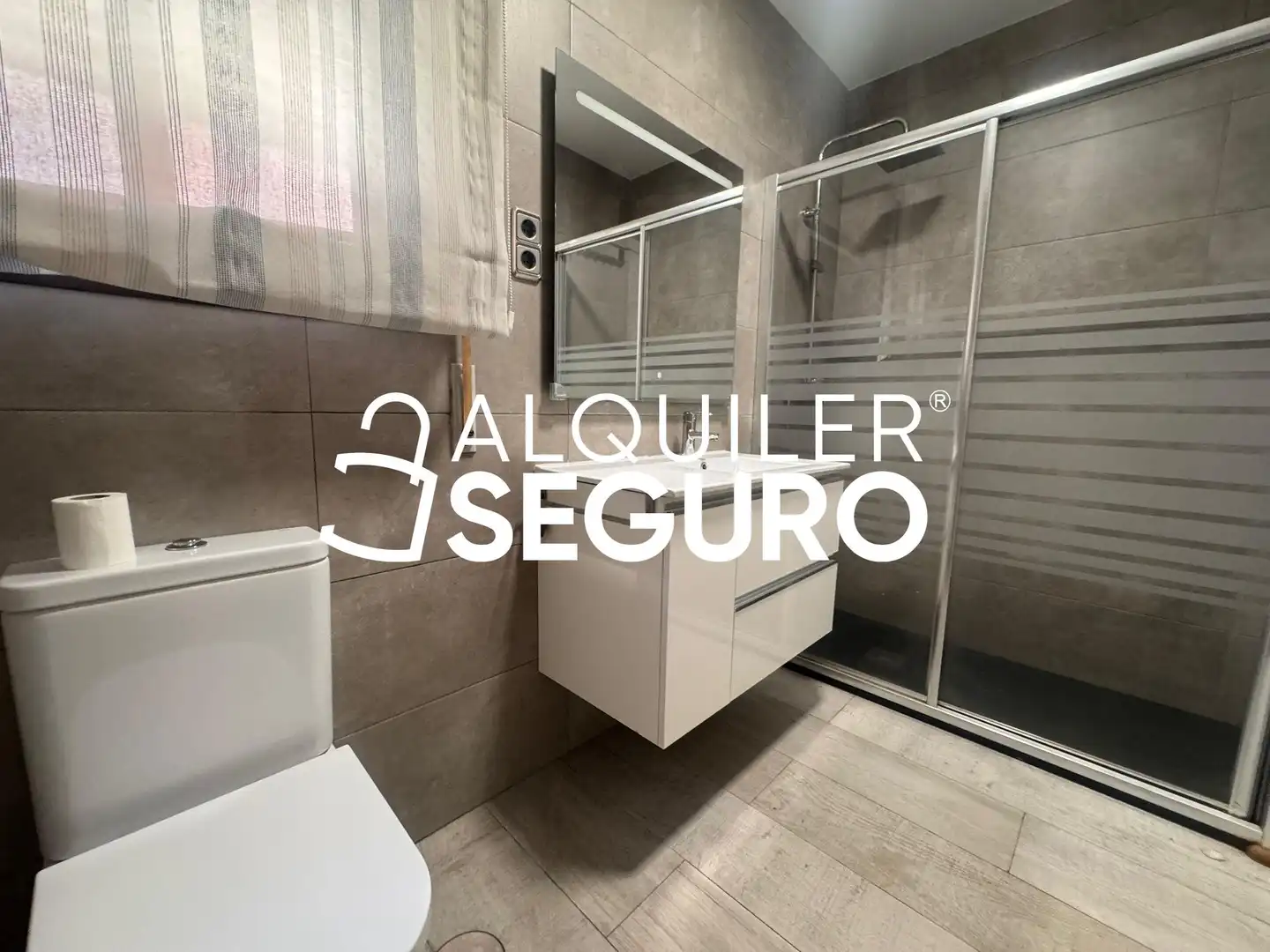 Baño de Piso de alquiler en Madrid con Calefacción y Amueblado