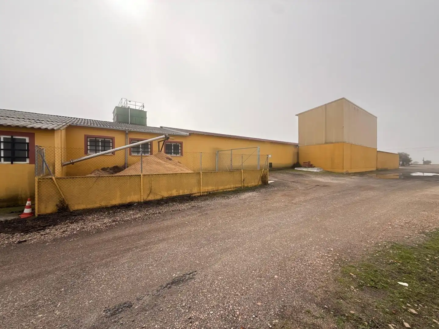 Vista exterior de Nave industrial en venta en Olías del Rey