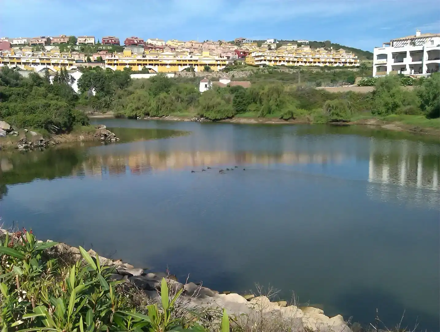 Vista exterior de Casa o xalet en venda en La Alcaidesa amb Balcó