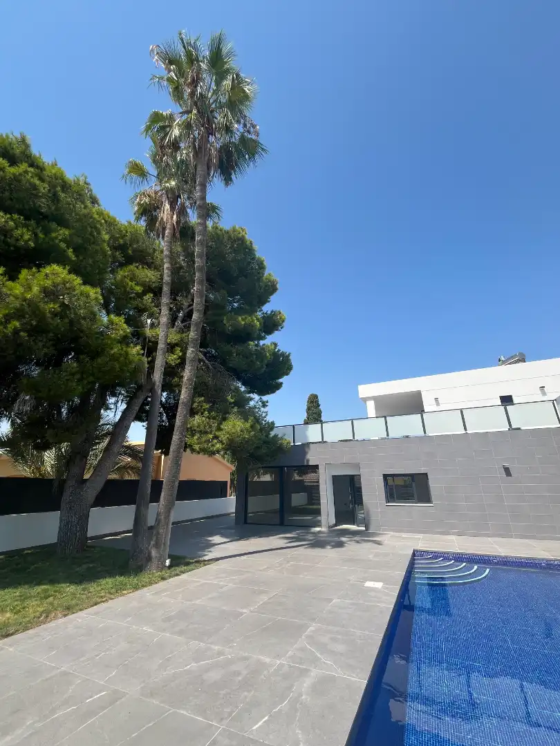 Vista exterior de Casa o chalet en venta en Orihuela con Jardín privado, Terraza y Piscina
