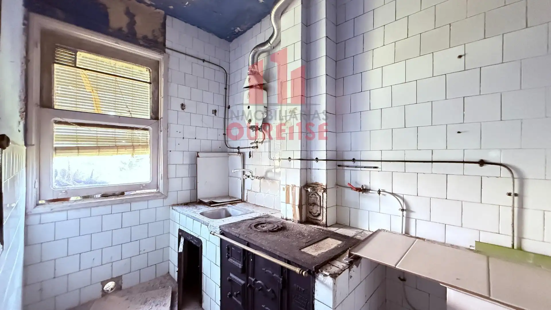 Kitchen of Buildings for sale in Ourense Capital 
