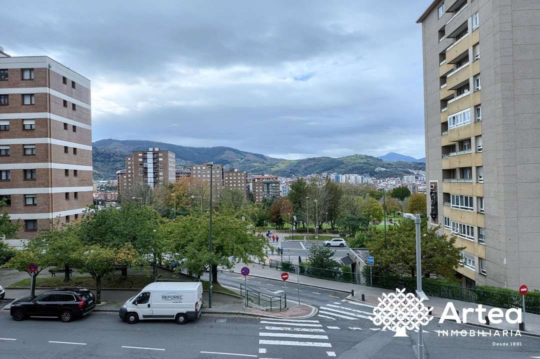 Vista exterior de Pis en venda en Bilbao  amb Calefacció, Terrassa i Traster